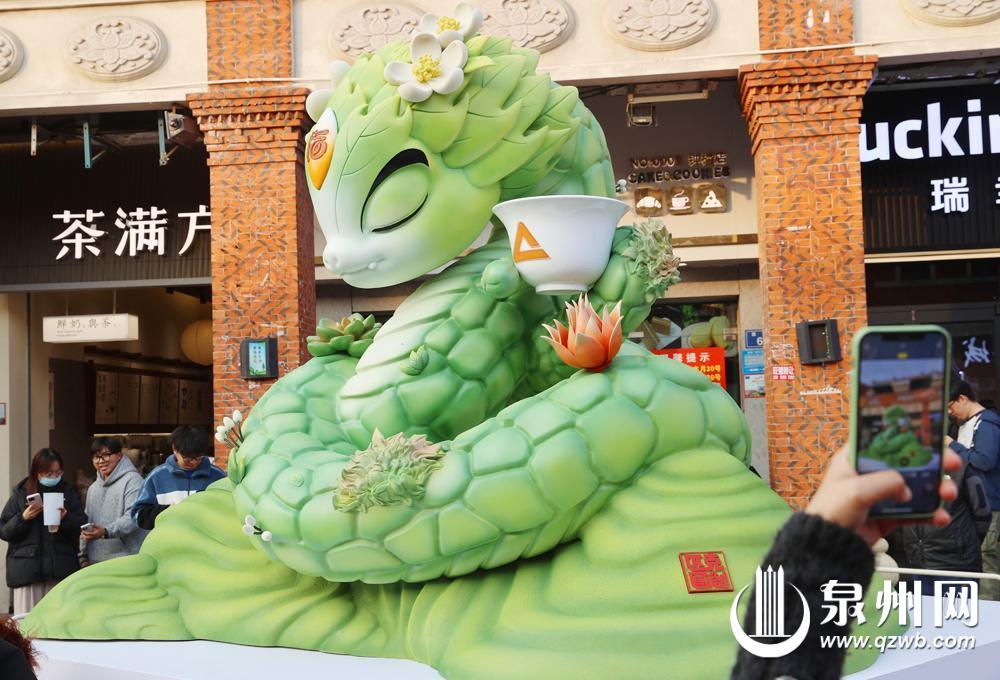“七彩刺桐蛇”来了 首个作品“州州”亮相泉州古城的相关图片