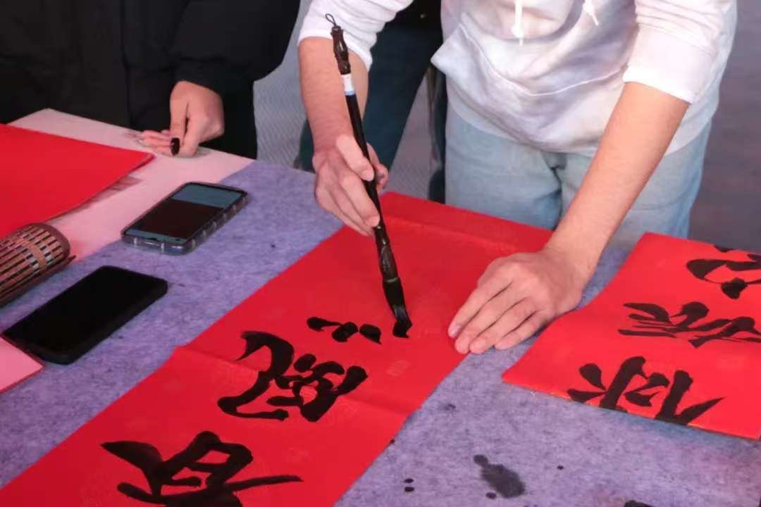 微风软件举行庆元旦迎新春书写春联活动的相关图片